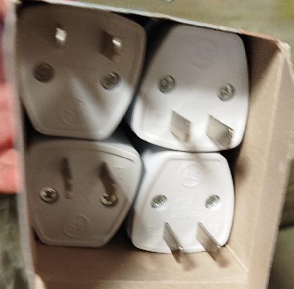 ENCHUFE PLANO EN CAJA AZUL ENTRADA PLANA