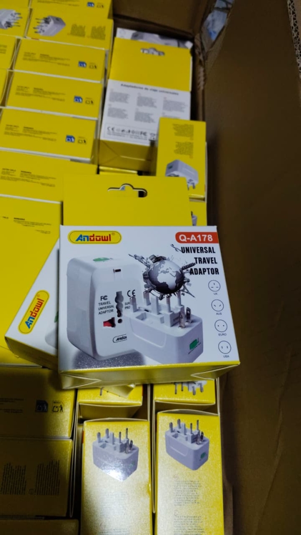 ENCHUFE UNIVERSAL VIAJERO CAJA AMARILLA Q-A178